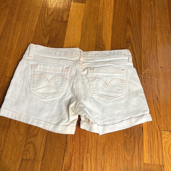Levi's Women's White Shorts used in good condition size small - Picture 2 of 4